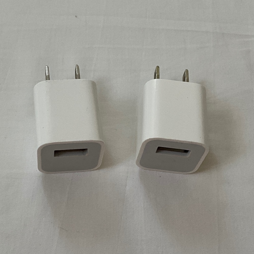 APPLE Two USB Adapters/Charging Blocks